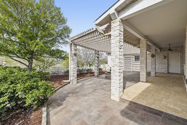 1464 Saddle Club Dr, Kerrville, TX 78028