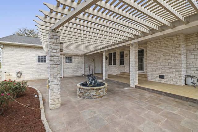 1464 Saddle Club Dr, Kerrville, TX 78028