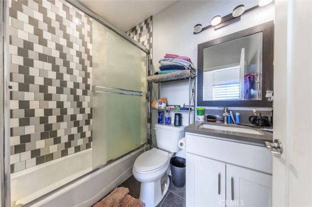 5743 Case, North Hollywood, CA 91601