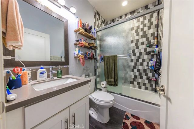 5743 Case, North Hollywood, CA 91601