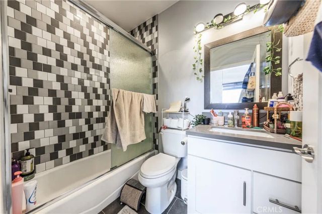 5743 Case, North Hollywood, CA 91601
