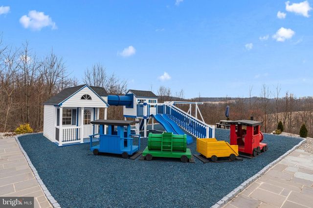 176 FENSTERMAKER RD, Kutztown, PA 19530