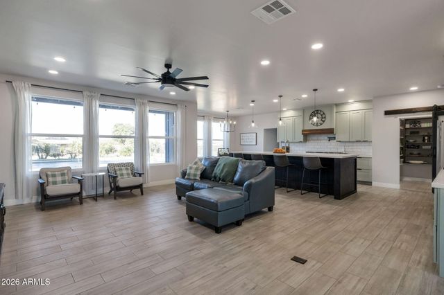 11224 W TETHER Trail W, Peoria, AZ 85383