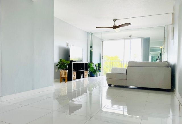 4164 Inverrary Drive 404, Lauderhill, FL 33319
