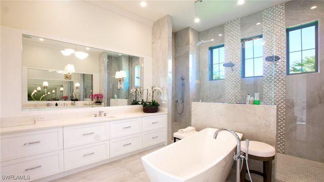 700 Wedge DR, Naples, FL 34103