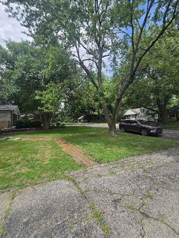2305 W 73rd Street, Prairie Village, KS 66208
