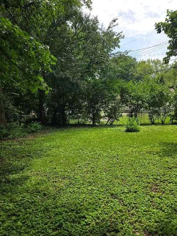 2305 W 73rd Street, Prairie Village, KS 66208