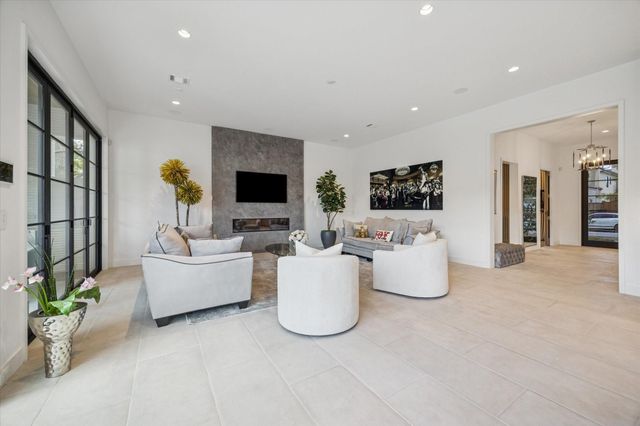 212 E Cowan Drive, Houston, TX 77007