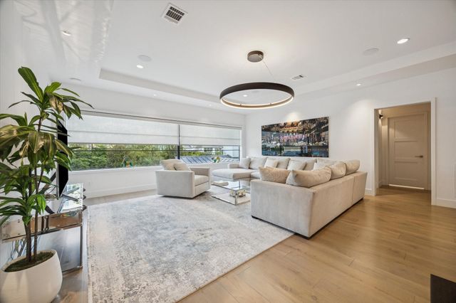 212 E Cowan Drive, Houston, TX 77007