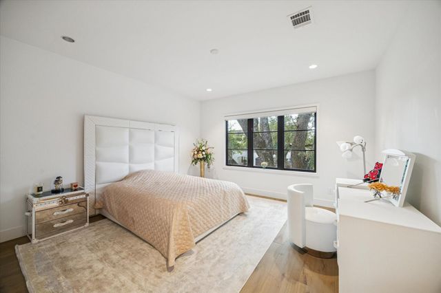 212 E Cowan Drive, Houston, TX 77007