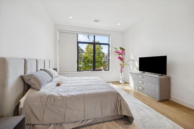 212 E Cowan Drive, Houston, TX 77007