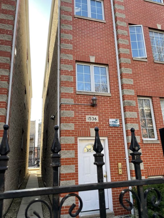 1534 N Claremont Avenue GDN, Chicago, IL 60622