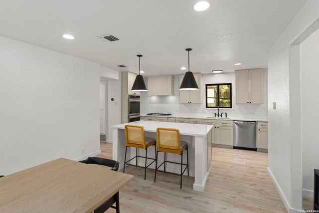 504 S Vandiver, Terrell Hills, TX 78209