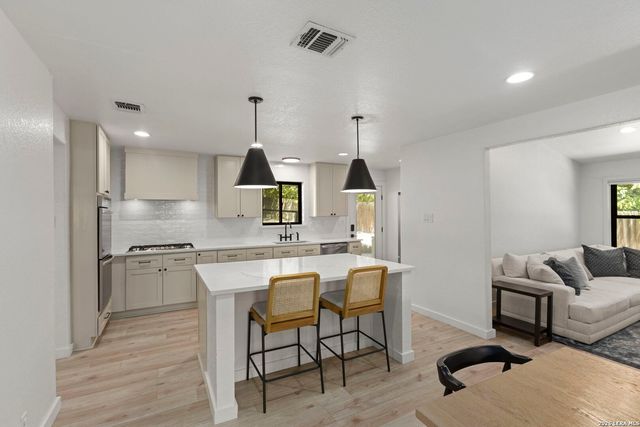504 S Vandiver, Terrell Hills, TX 78209