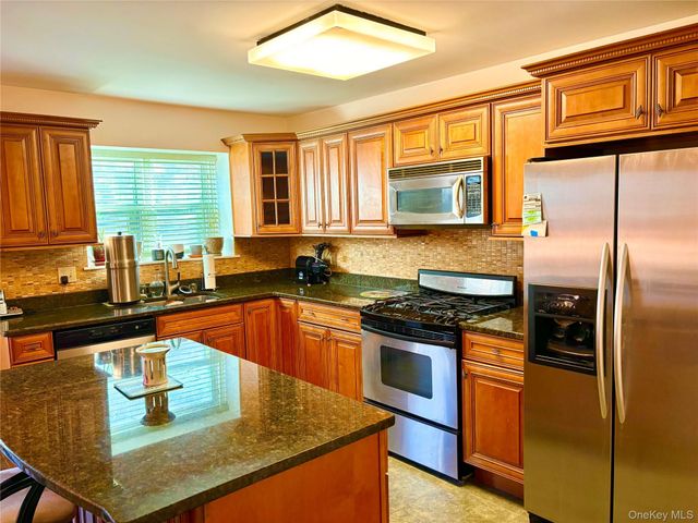 18 Kensington Court, Nanuet, NY 10954