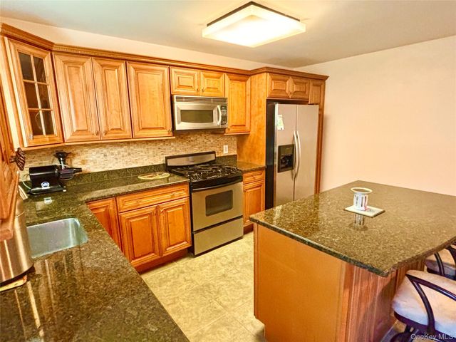 18 Kensington Court, Nanuet, NY 10954