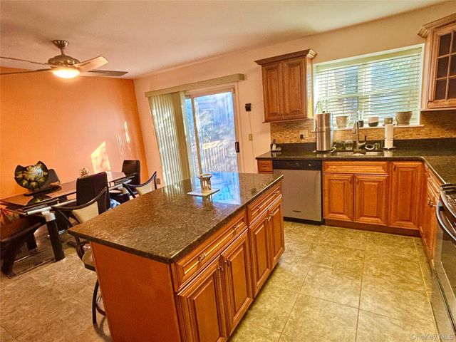 18 Kensington Court, Nanuet, NY 10954