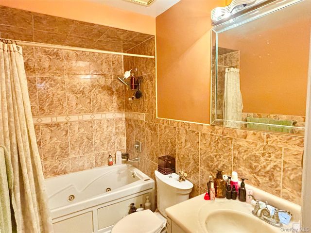 18 Kensington Court, Nanuet, NY 10954