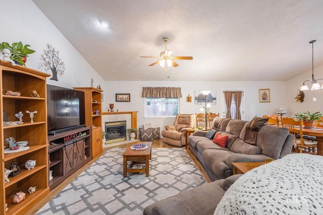 703 N Dover Crt, Nampa, ID 83651