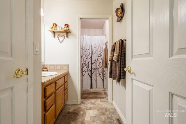 703 N Dover Crt, Nampa, ID 83651