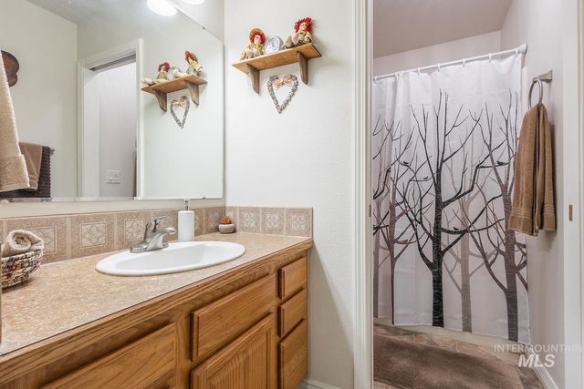 703 N Dover Crt, Nampa, ID 83651
