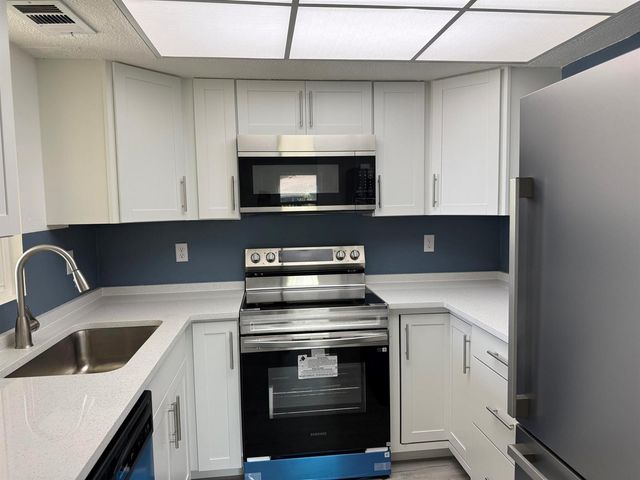 1536 SE Royal Green 201, Port St. Lucie, FL 34952