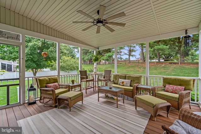 8711 FAIRWAY CT, Seven Valleys, PA 17360