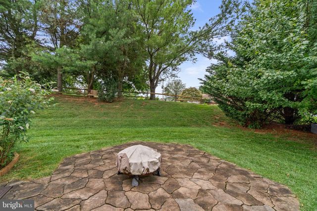 8711 FAIRWAY CT, Seven Valleys, PA 17360