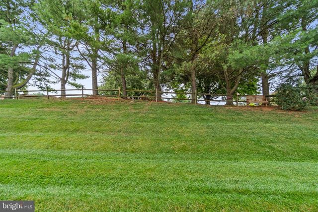 8711 FAIRWAY CT, Seven Valleys, PA 17360