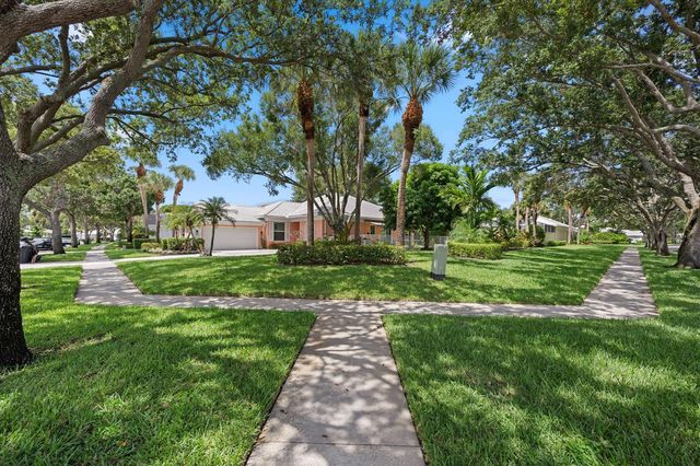 8488 Beaconhill Road, Palm Beach Gardens, FL 33410