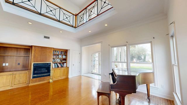 219 Shell Beach Dr, Lake Charles, LA 70601