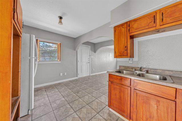 505 Perry Avenue, Waxahachie, TX 75165