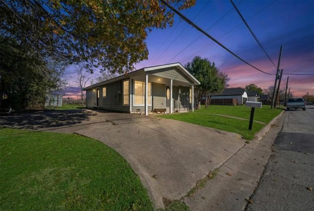 505 Perry Avenue, Waxahachie, TX 75165