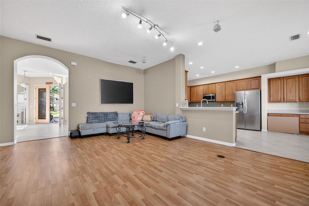 Image 13 of property listing at 4612 E 62 AVENUE, Bradenton, FL 34203