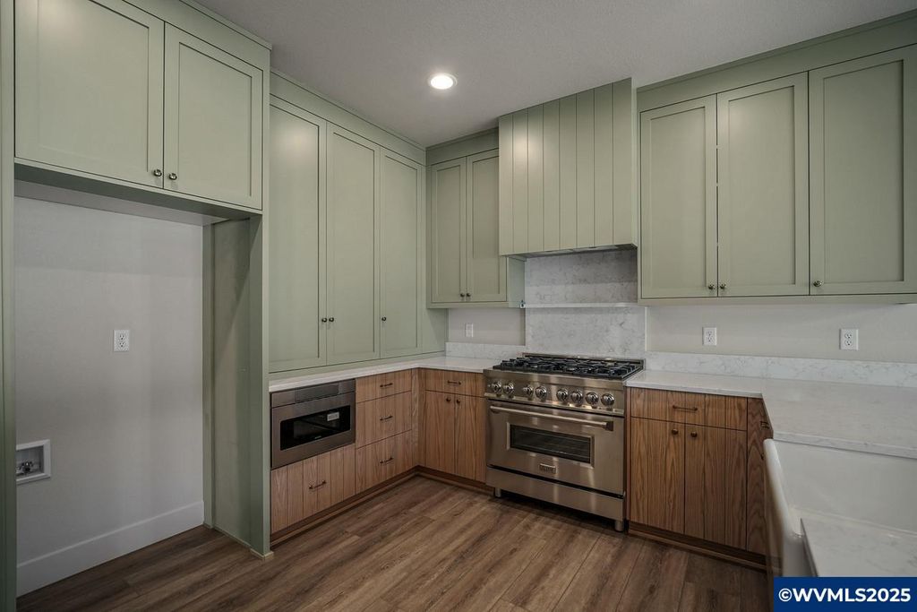 Image 10 of property listing at 7532 Lennox Ln NE, Keizer, OR 97303