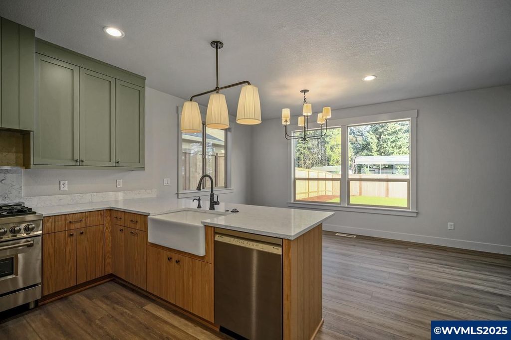 Image 11 of property listing at 7532 Lennox Ln NE, Keizer, OR 97303