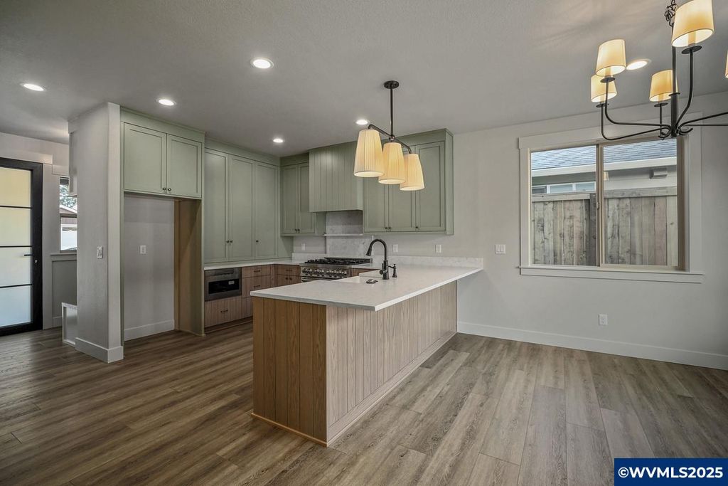 Image 12 of property listing at 7532 Lennox Ln NE, Keizer, OR 97303