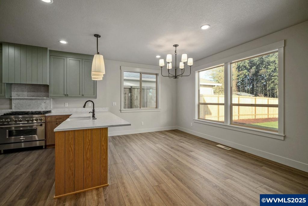 Image 13 of property listing at 7532 Lennox Ln NE, Keizer, OR 97303