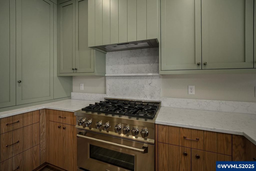 Image 15 of property listing at 7532 Lennox Ln NE, Keizer, OR 97303