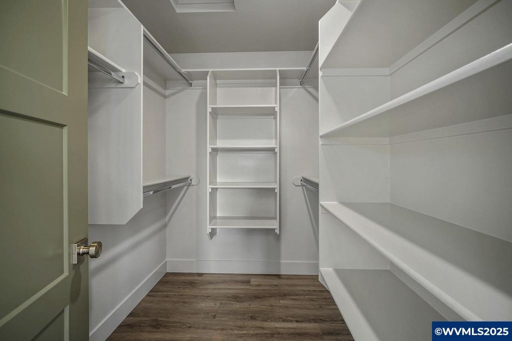 Image 21 of property listing at 7532 Lennox Ln NE, Keizer, OR 97303