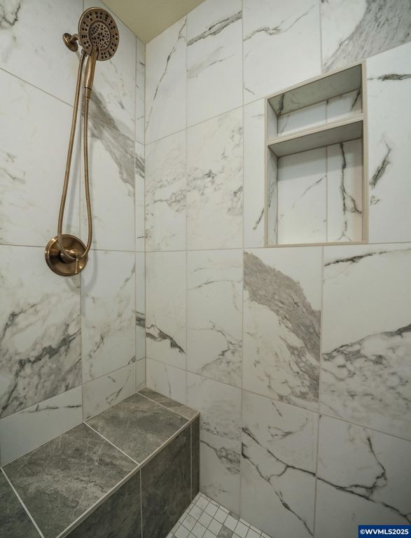 Image 24 of property listing at 7532 Lennox Ln NE, Keizer, OR 97303