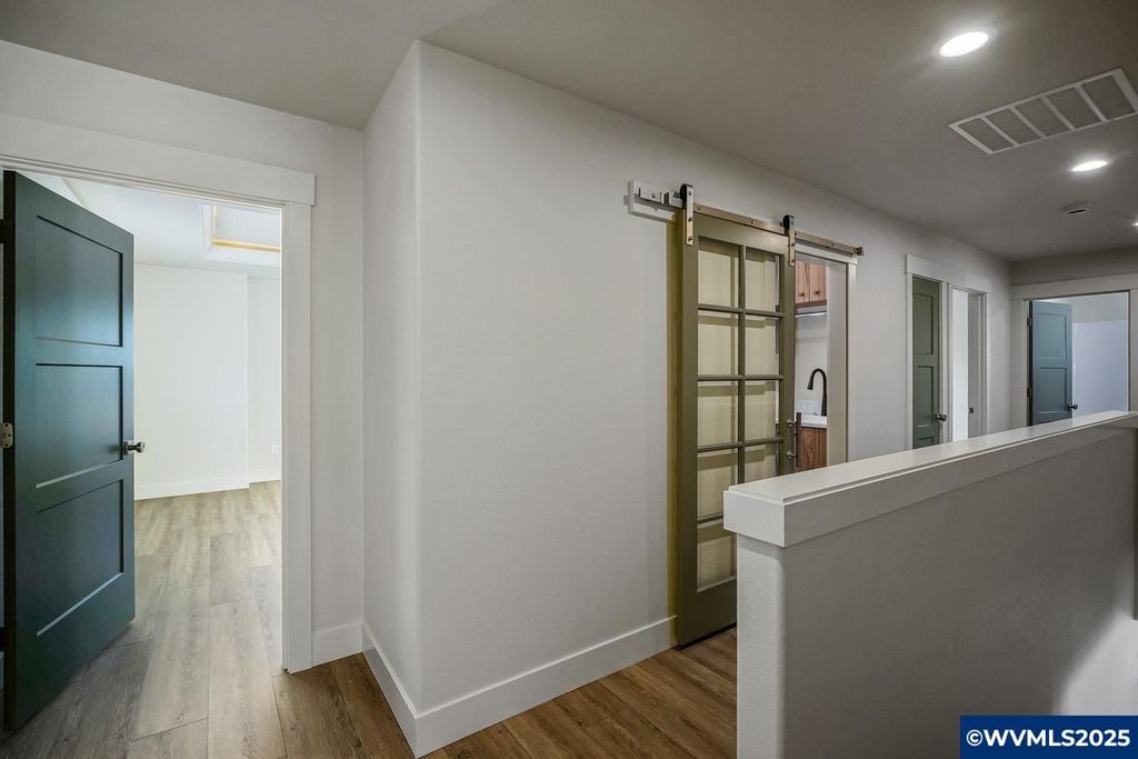 Image 25 of property listing at 7532 Lennox Ln NE, Keizer, OR 97303