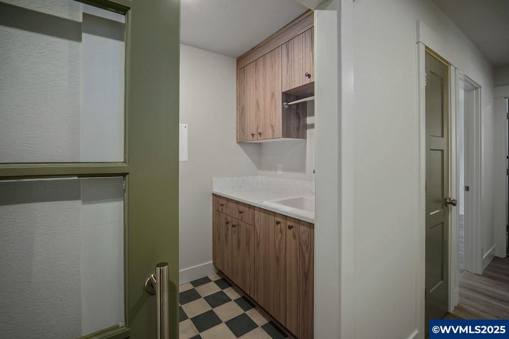 Image 28 of property listing at 7532 Lennox Ln NE, Keizer, OR 97303