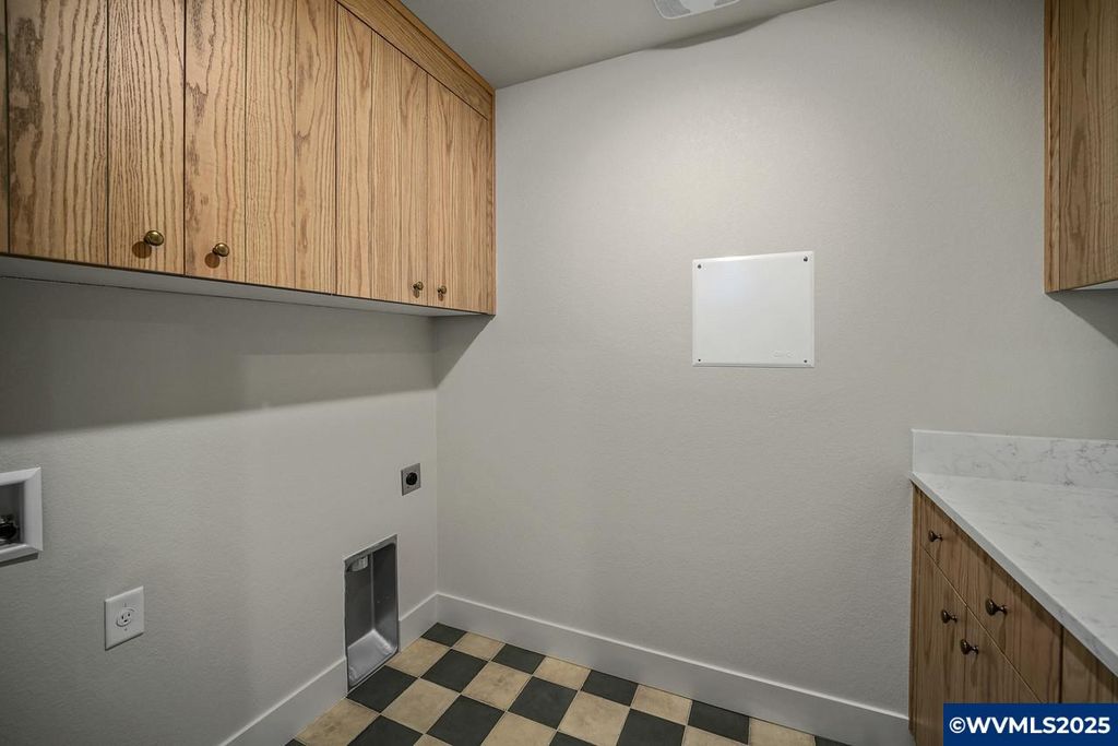 Image 30 of property listing at 7532 Lennox Ln NE, Keizer, OR 97303