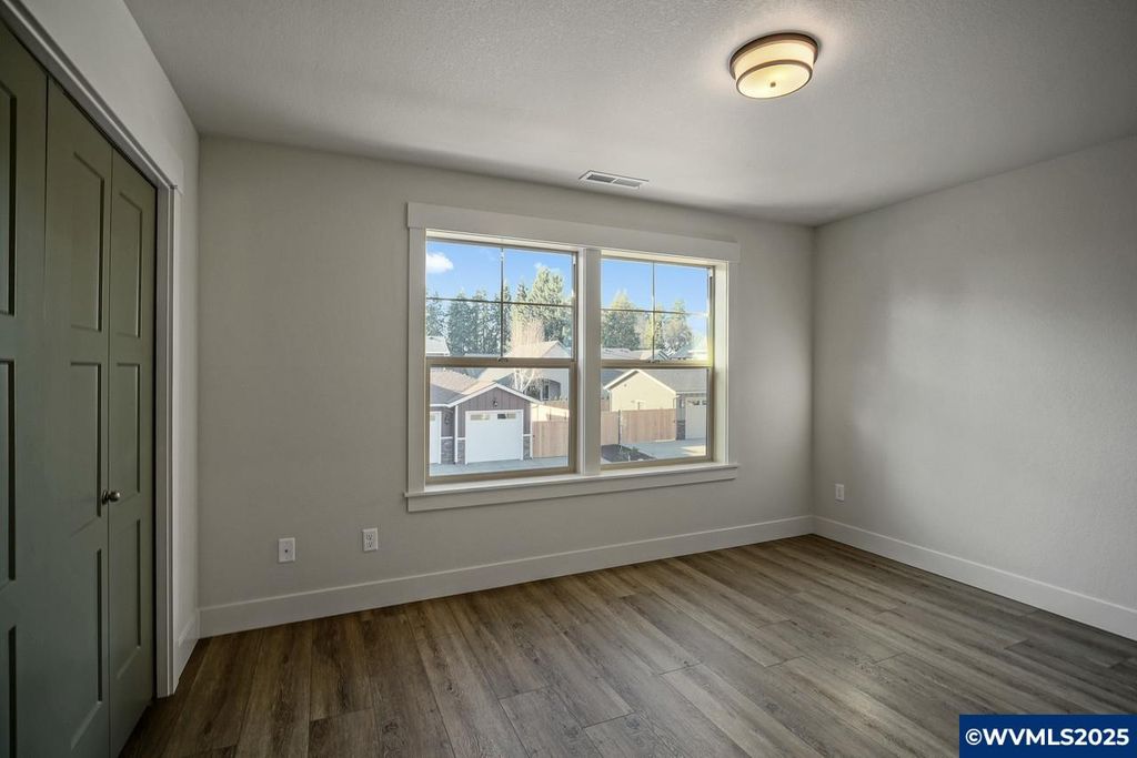 Image 31 of property listing at 7532 Lennox Ln NE, Keizer, OR 97303