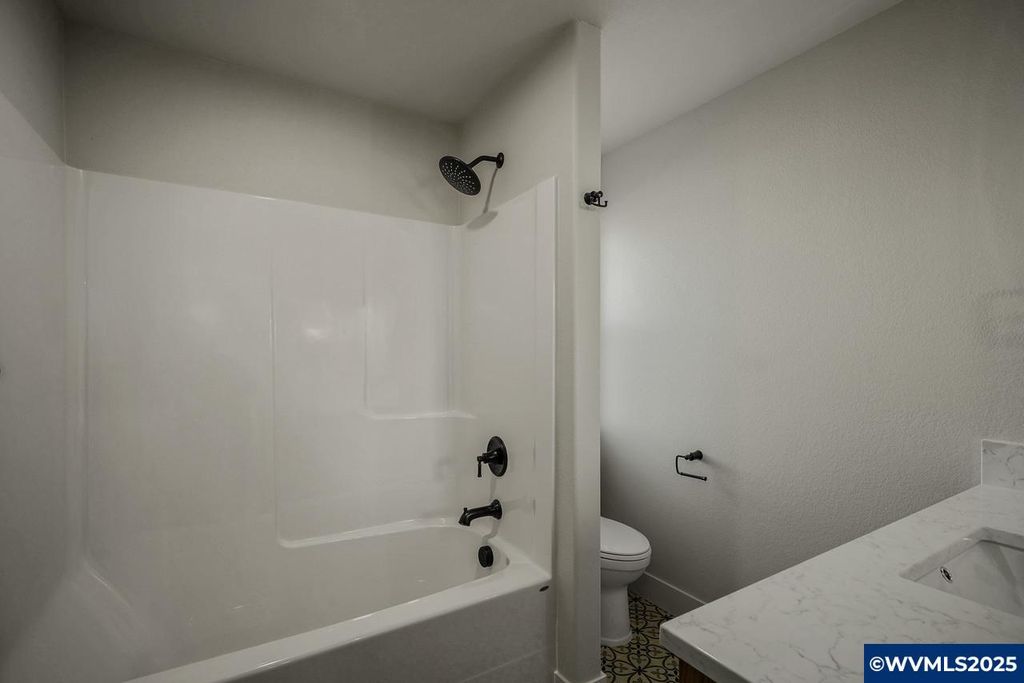 Image 33 of property listing at 7532 Lennox Ln NE, Keizer, OR 97303