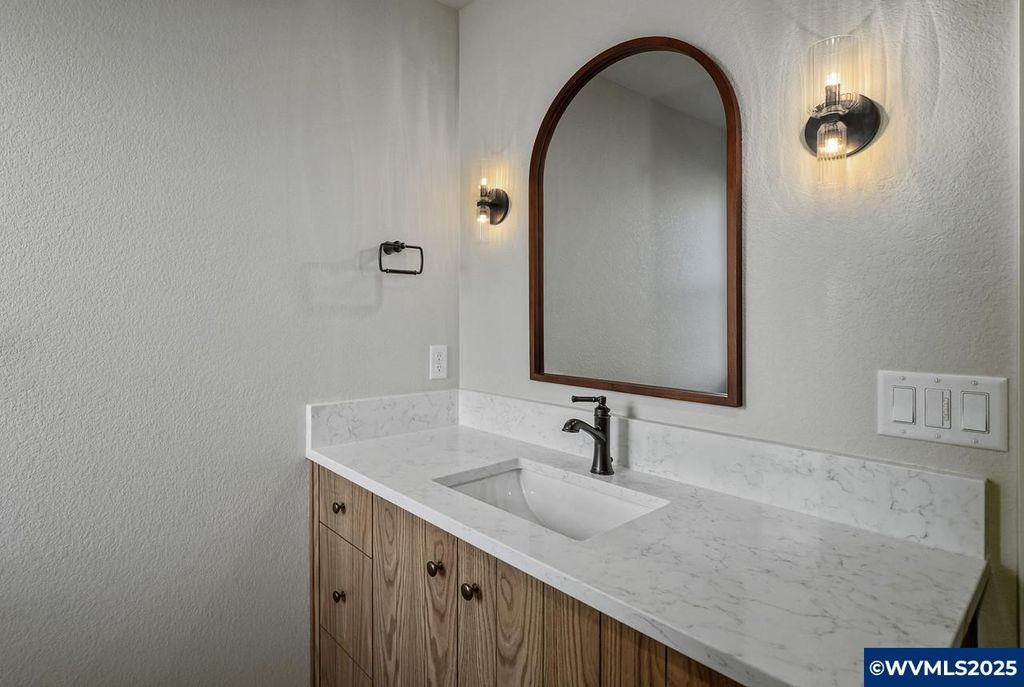 Image 34 of property listing at 7532 Lennox Ln NE, Keizer, OR 97303