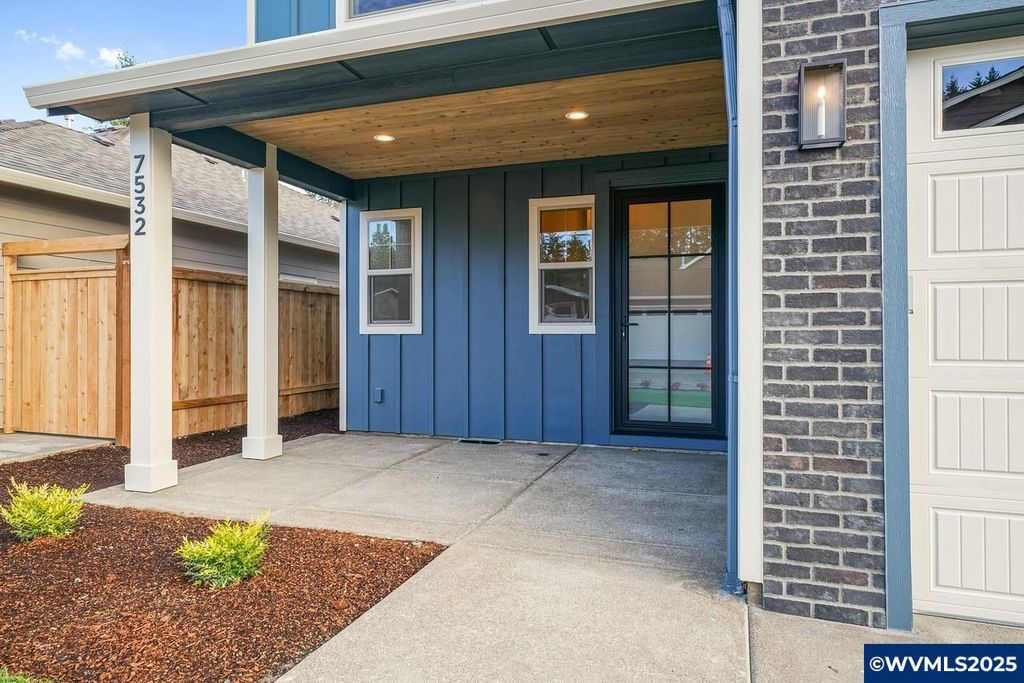 Image 4 of property listing at 7532 Lennox Ln NE, Keizer, OR 97303