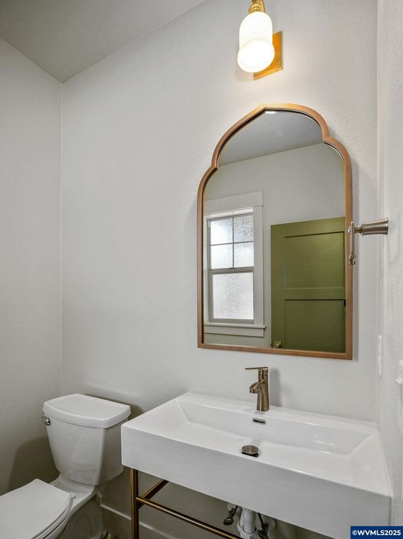 Image 7 of property listing at 7532 Lennox Ln NE, Keizer, OR 97303