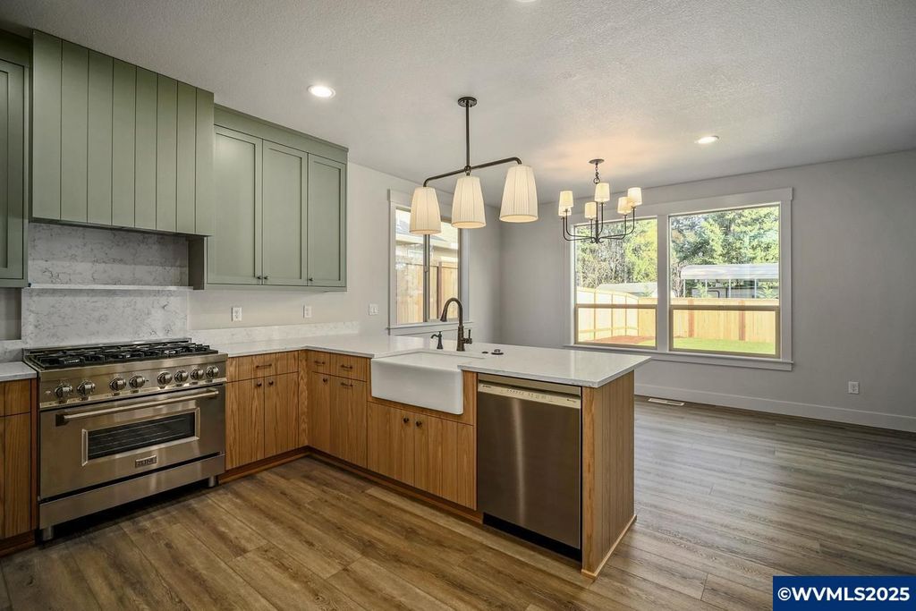 Image 8 of property listing at 7532 Lennox Ln NE, Keizer, OR 97303